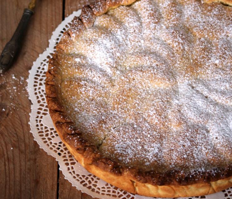 Нашла интересный рецепт домашнего пирога с необычной начинкой: под румяным тестом находятся яблоки, смородина, орешки и листья свеклы