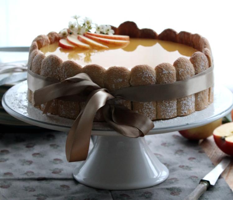Яблочно-ромовый торт с "дамскими пальчиками": нежное лакомство для приятных посиделок