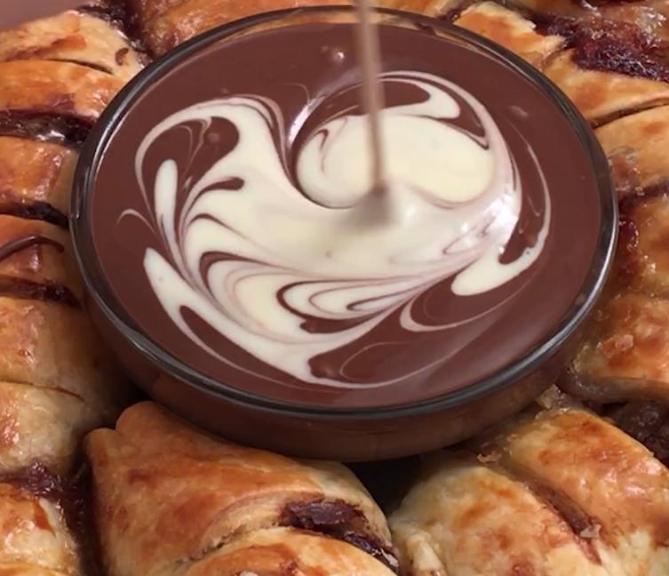 Шоколадная "гирлянда" с ореховым кремом и бананом давно стала символом семейного чаепития: один противень и никакого торта не надо