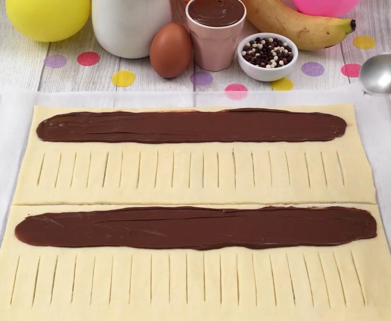 Шоколадная "гирлянда" с ореховым кремом и бананом давно стала символом семейного чаепития: один противень и никакого торта не надо