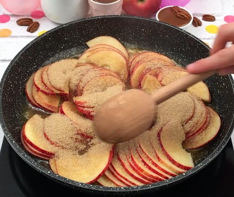 После долгих экспериментов нашла для себя рецепт идеального яблочного пирога с орехами, сливочным сыром и карамелью: такого в кондитерских не встретишь