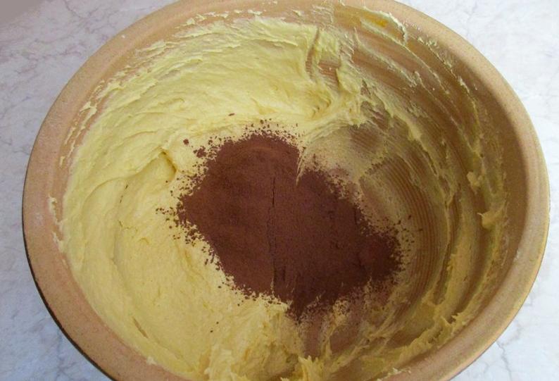 Трехцветный пирог со сливами: красивая выпечка для праздничного стола или домашних посиделок