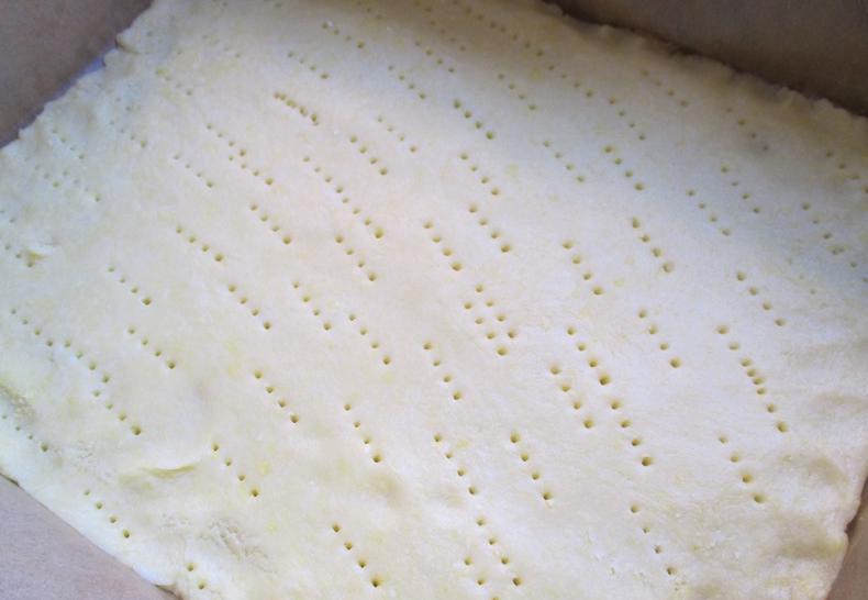 Песочный пирог с яблоками под запеченной белковой пеной: рецепт