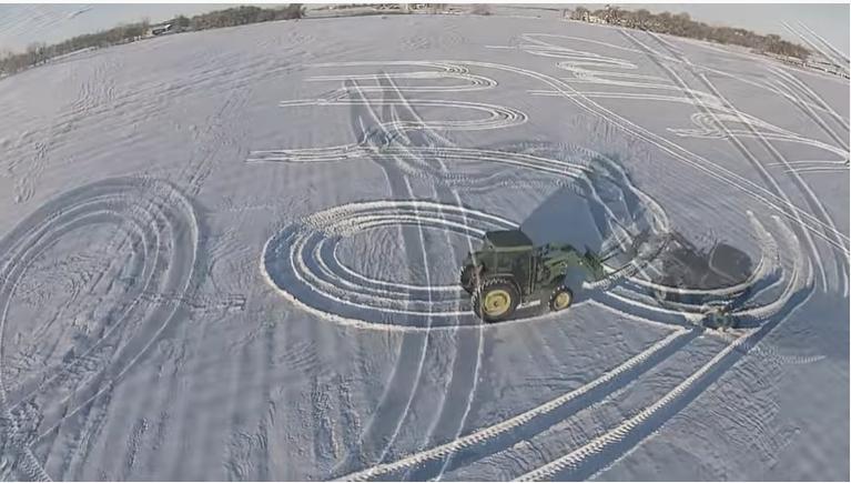 Окружающие не понимали, зачем фермер кружит по снегу. Оказалось, он делал "открытку" (фото)