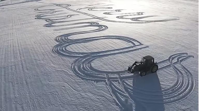 Окружающие не понимали, зачем фермер кружит по снегу. Оказалось, он делал "открытку" (фото)