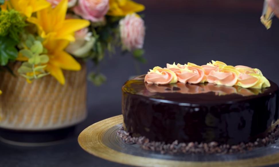 Апельсиновый шоколадно-зеркальный тортик с нежным кремом, орехами и элегантным декором