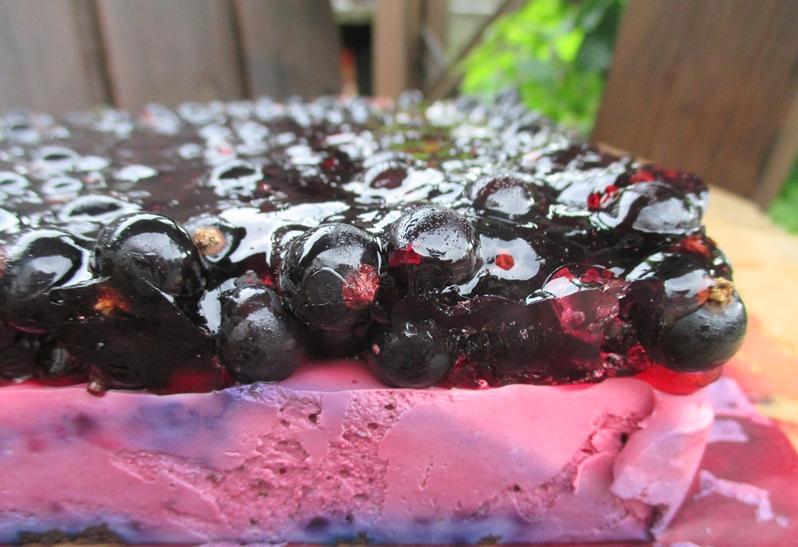 Ягодный торт без выпечки понравится всем любителям смородины. Впрочем, ягоду можно и заменить, хуже не будет!