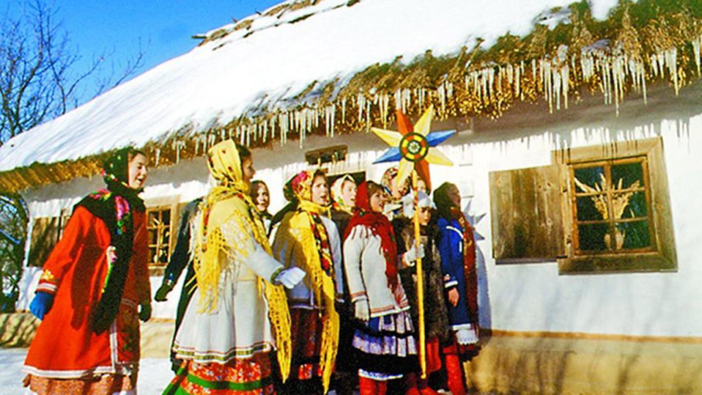 Садовые деревья украшали ленточками, а на пол стелили сено: как праздновали Святки на Руси
