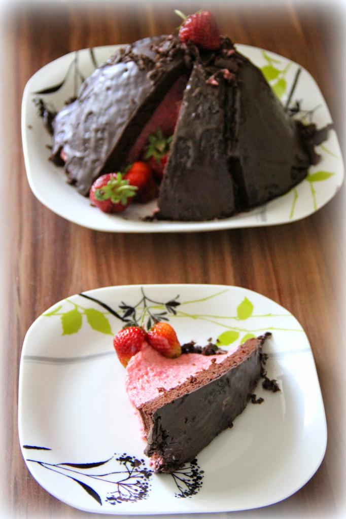 Шоколадно-бисквитный торт "Юрта" с нежным ягодным муссом внутри: десерт, который просто тает во рту