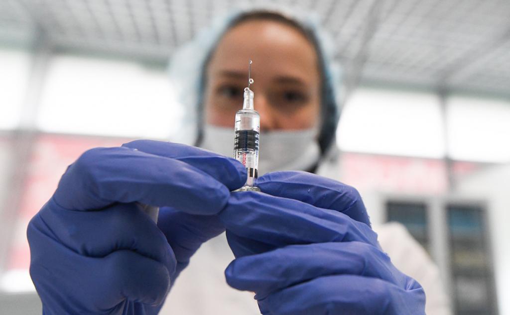 Когда делать прививку от коронавируса тем, кто уже переболел, объяснили в ВОЗ