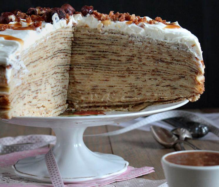 Блинный торт с яблочным соусом и карамелью: лакомство для тех, кто решил позабыть о диете