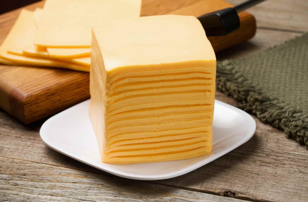 В состав твердого сыра входят холестерин и плесень, что вредно для здоровья