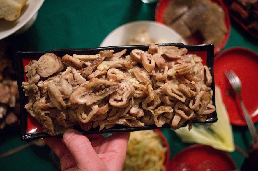 Новогодний стол якутянки украсила оригинальная съедобная елка. Сделана она из мясного деликатеса, который помогает местным пережить суровые морозы