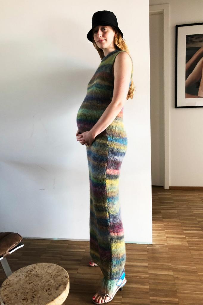 Беременная жена попросила своего мужа подобрать ей одежду: какие наряды ей пришлось носить