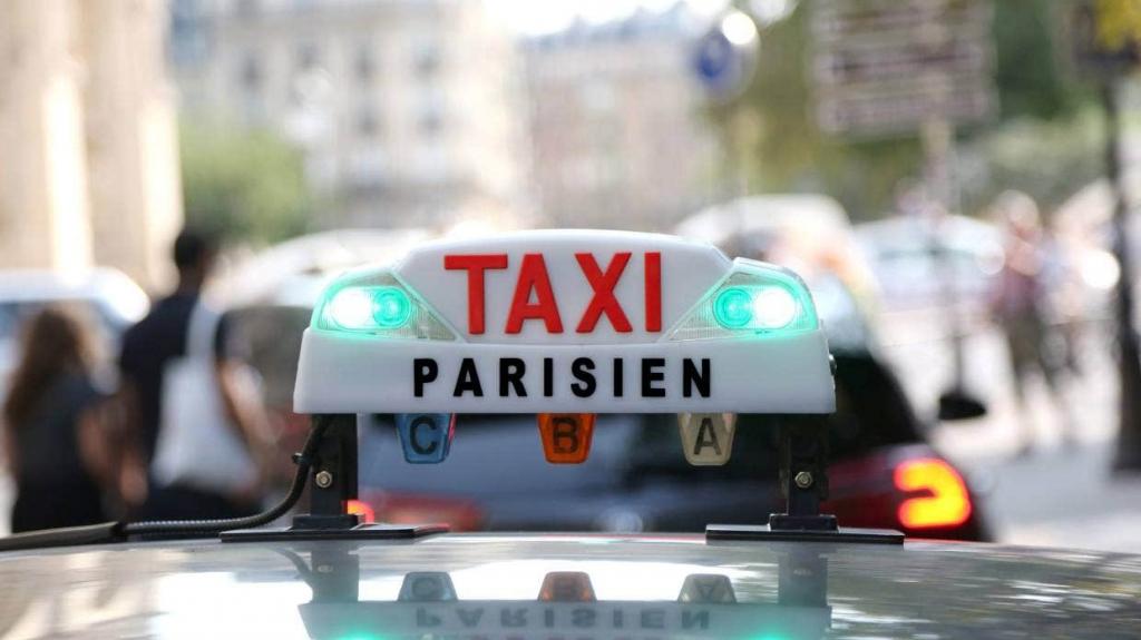 «Он опозорил профессию!»: парижский таксист взял с туриста €230 за 40-минутную поездку