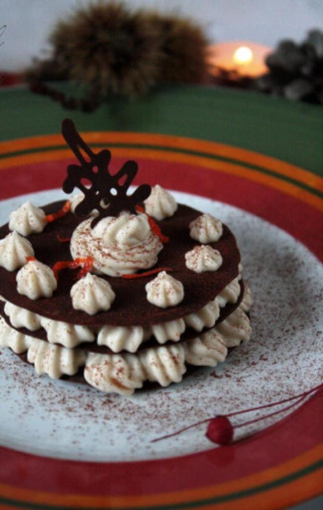Шоколад и нежный крем: идея праздничного десерта с интересным дизайном