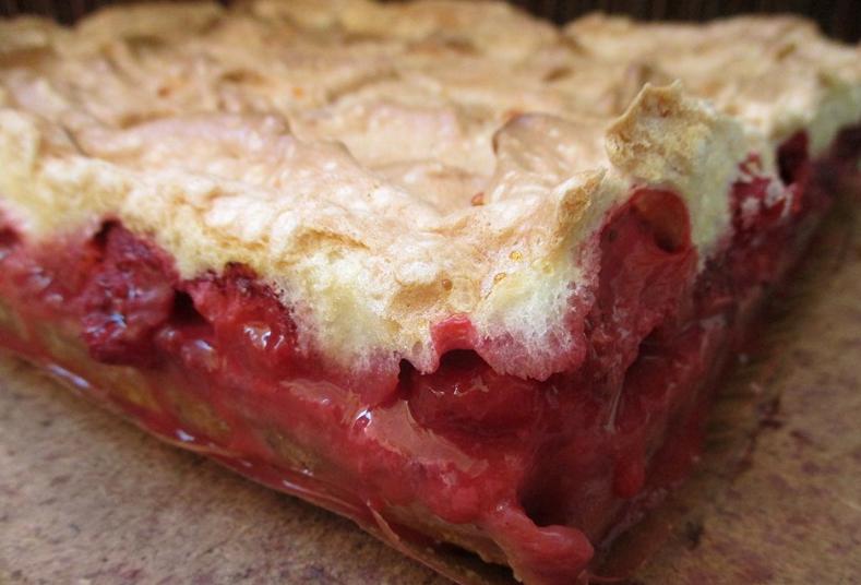 Пирог с клубникой и безе: вкусный и быстрый в приготовлении десерт