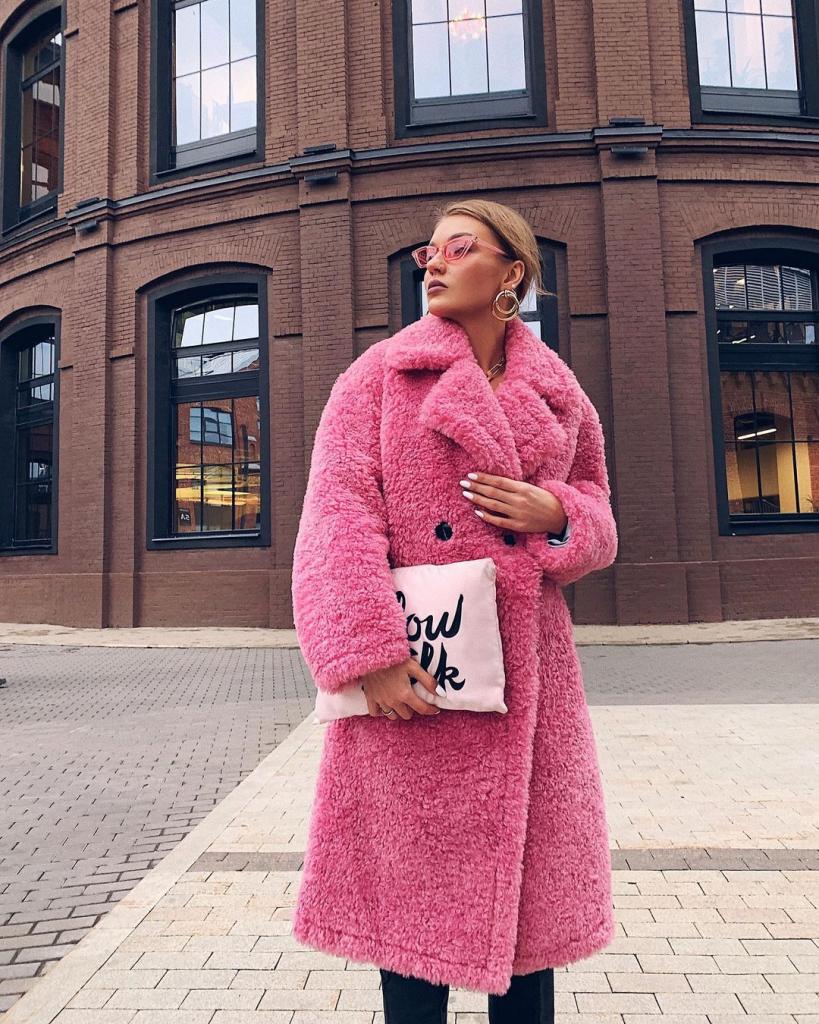 Невозможно остаться незамеченной: как носить розовые вещи этой зимой