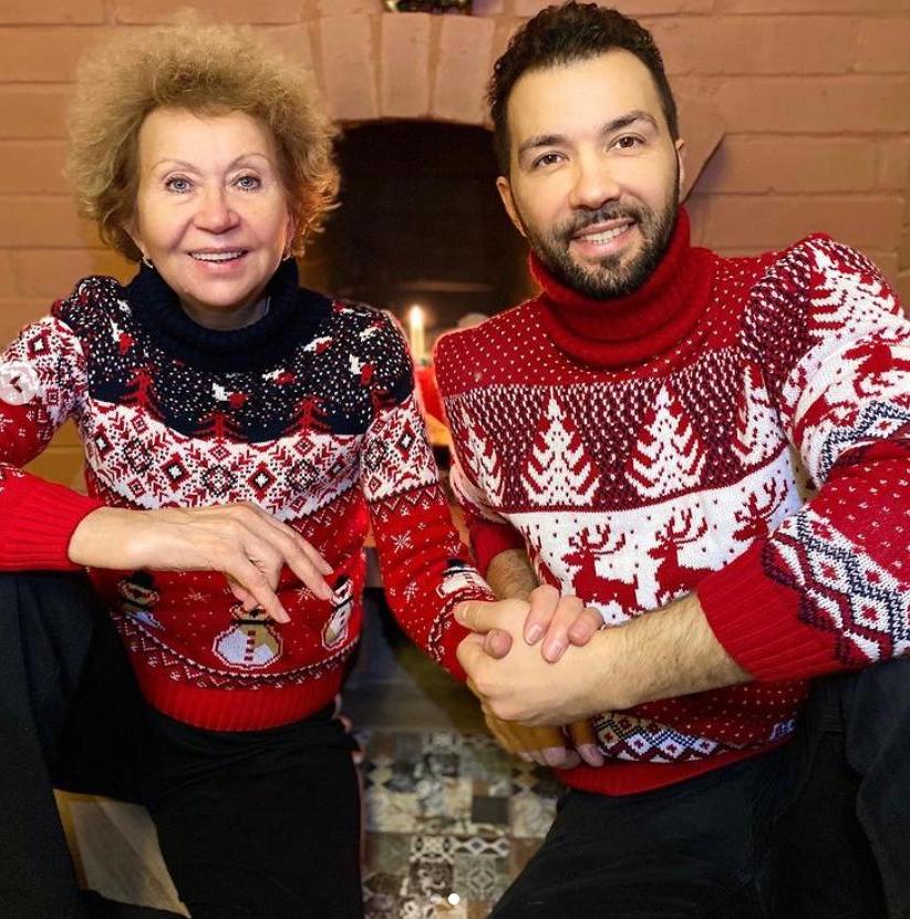 Праздничная атмосфера: Денис Клявер показал нежные рождественские снимки с мамой (фото)