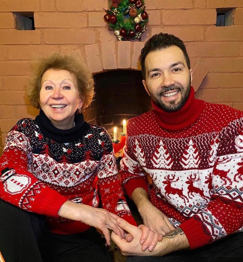 Праздничная атмосфера: Денис Клявер показал нежные рождественские снимки с мамой (фото)