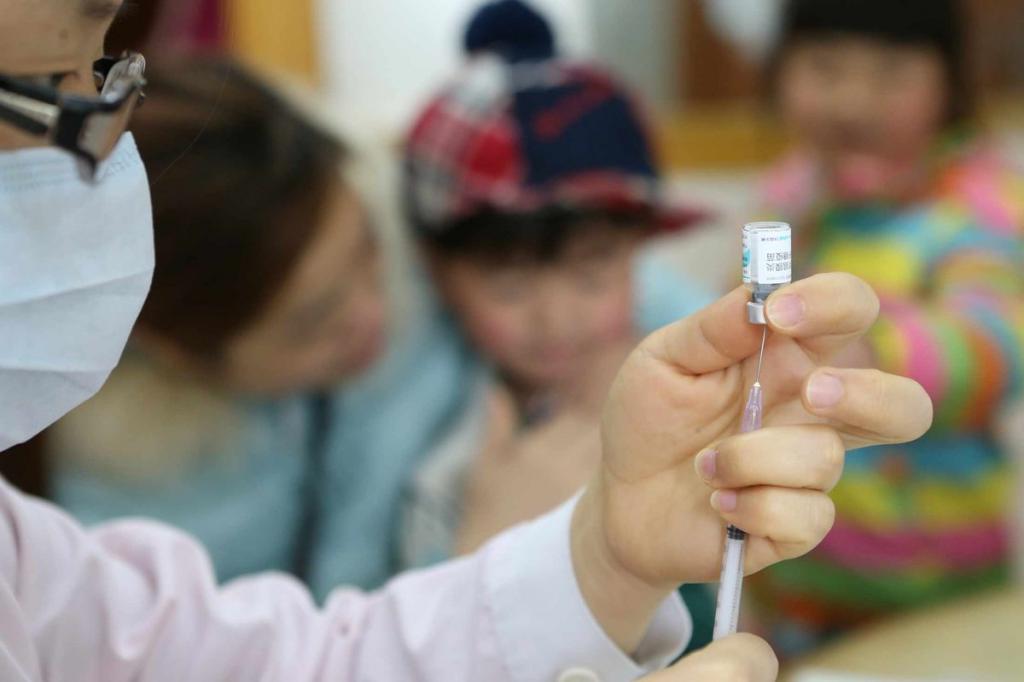 Медработники, таможенники, грузчики: в Китае вакцинировали 9 миллионов человек из ключевых групп населения