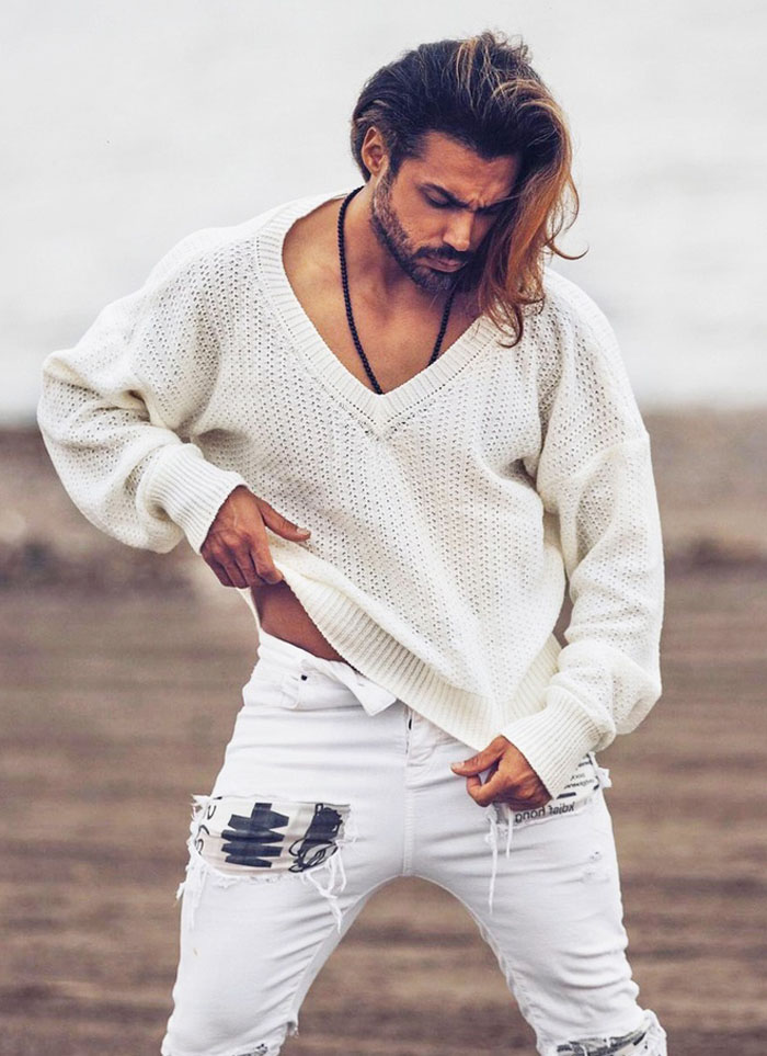Реза Рашен, модельер из Ирана, продвигает свой бренд одежды, подчеркивающий достоинства подтянутого мужского тела