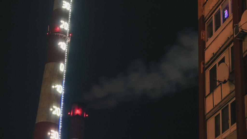 Самый большой градусник города: одну из труб Мурманской ТЭЦ превратили в гигантский термометр