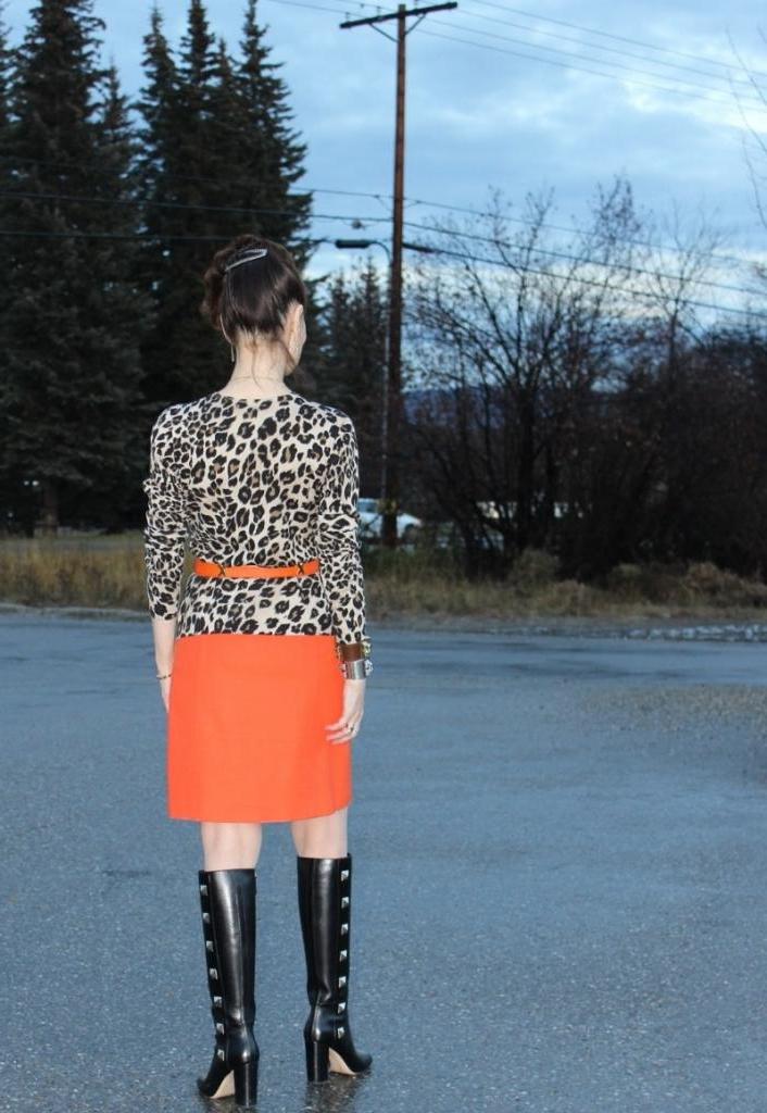 Оранжевая юбка может стать стильным элементом гардероба, если носить ее с подходящими вещами