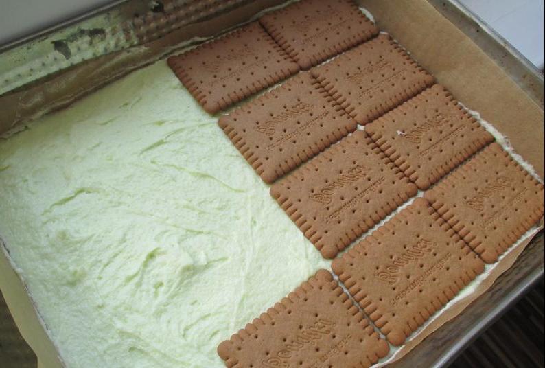 Торт без выпечки "Холодок" из мятных леденцов и шоколада: рецепт дешевого вкусного десерта