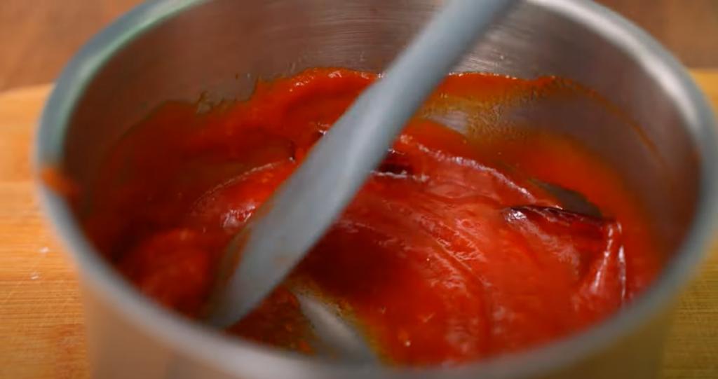 Секрет самых нежных крылышек с карамельной корочкой прост: все дело в томатном соусе