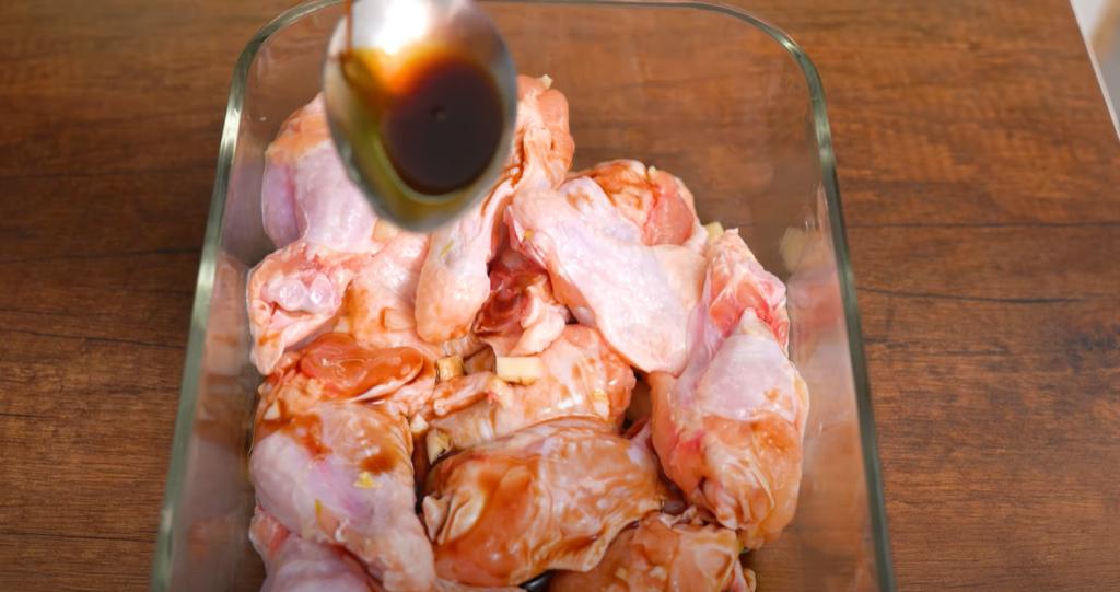 Секрет самых нежных крылышек с карамельной корочкой прост: все дело в томатном соусе