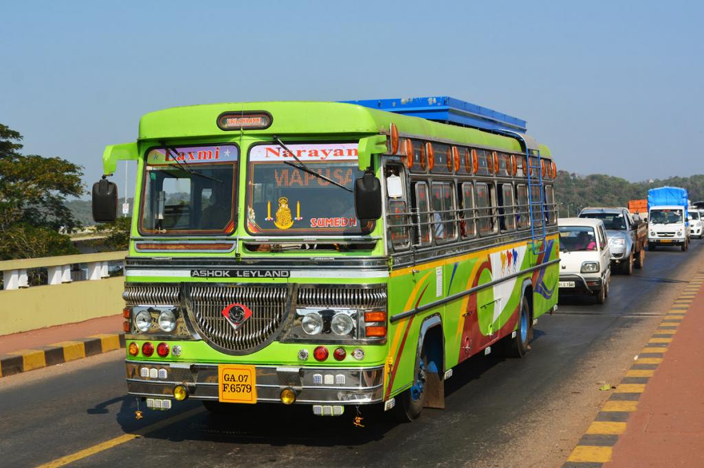 Индийский школьник постоянно опаздывал на занятия: полицейский договорился о смене расписания движения автобуса