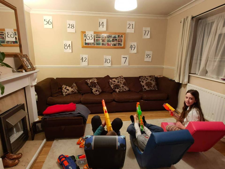Чтобы выучить таблицу умножения, мама разрешила детям стрелять в стену гостиной из игрушечных ружей (лайфхак для учебы на карантине)