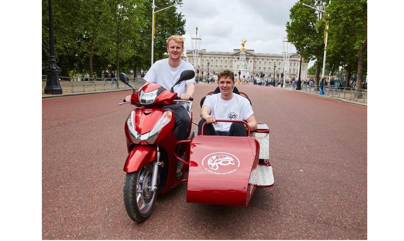 Британцы установили рекорд Гиннесса за поездку на скутере с коляской: путешествие, которое охватило 35 стран