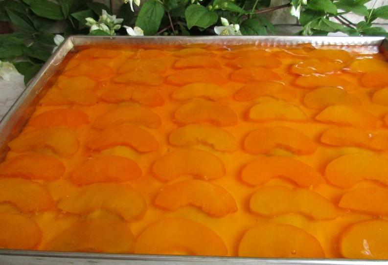 Для гостей всегда готовлю торт "Рыжик" с морковно-апельсиновым соком и персиками