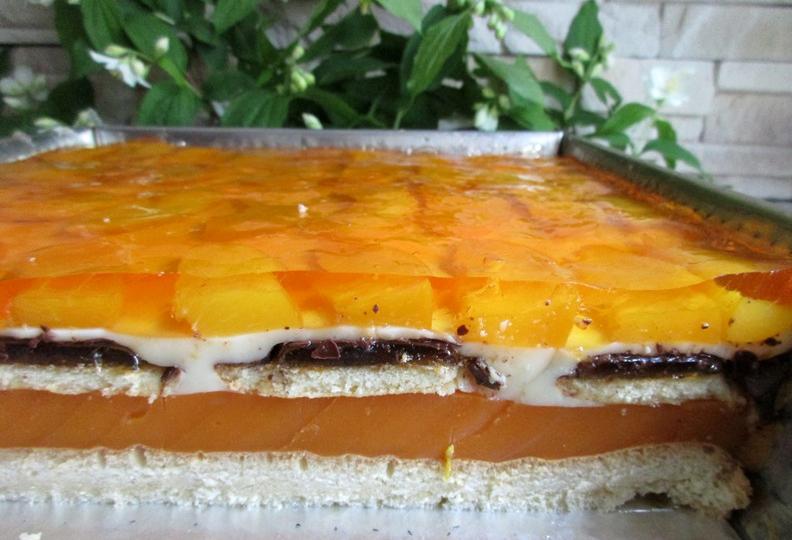 Для гостей всегда готовлю торт "Рыжик" с морковно-апельсиновым соком и персиками