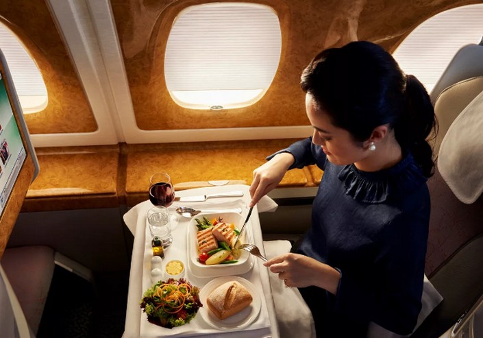 Если исключить 1 оливку из меню, то можно сэкономить 82 000 $ в год: секреты питания в самолете