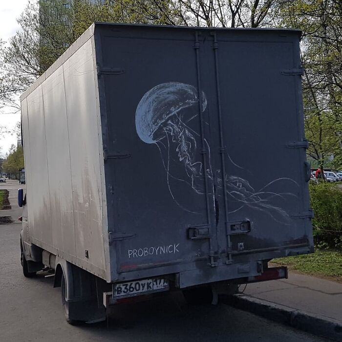 Владельцы грузовиков поделились фото рисунков, которые обнаружили на своих авто: автор - один и тот же человек