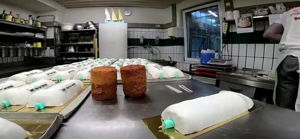 "Прощай, Корона!" Немецкие кондитеры в Дортмунде готовят оригинальные пирожные в виде шприцев, радуясь появлению вакцины от COVID