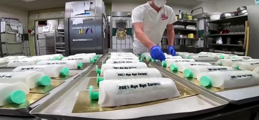 "Прощай, Корона!" Немецкие кондитеры в Дортмунде готовят оригинальные пирожные в виде шприцев, радуясь появлению вакцины от COVID