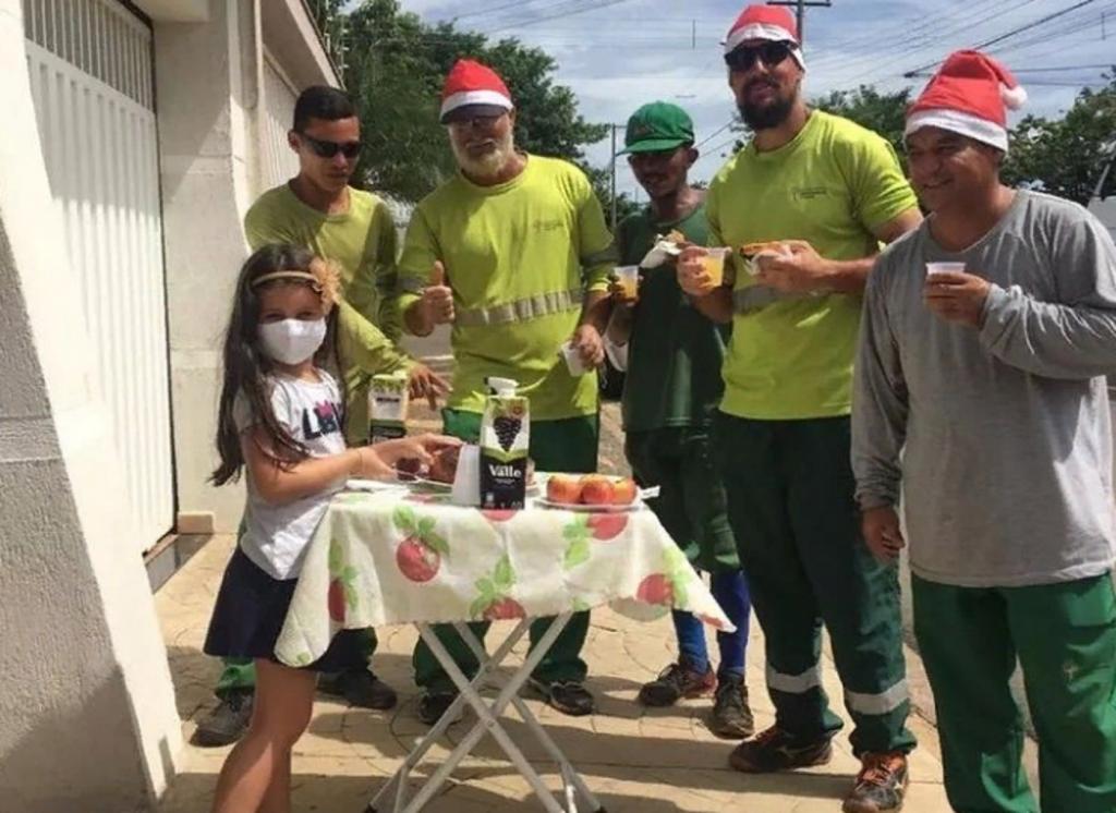 Шестилетняя девочка из Бразилии приготовила завтрак для сборщиков мусора, чтобы выразить благодарность за их труд