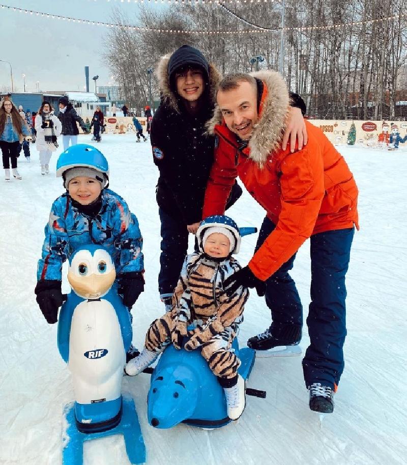"В этом году все пошло не по плану": муж Нюши рассказал, как прошли рождественские каникулы, и поделился милой фотографией со своими детьми