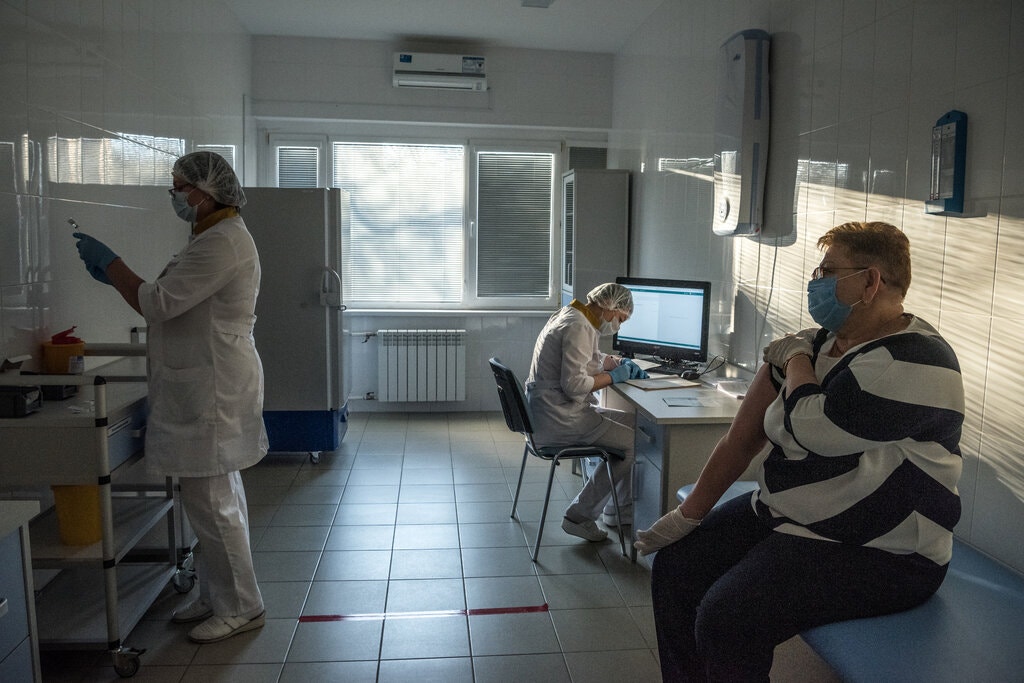 Журналист The New York Times привился вакциной "Спутник V" и рассказал, почему доверился именно русскому препарату