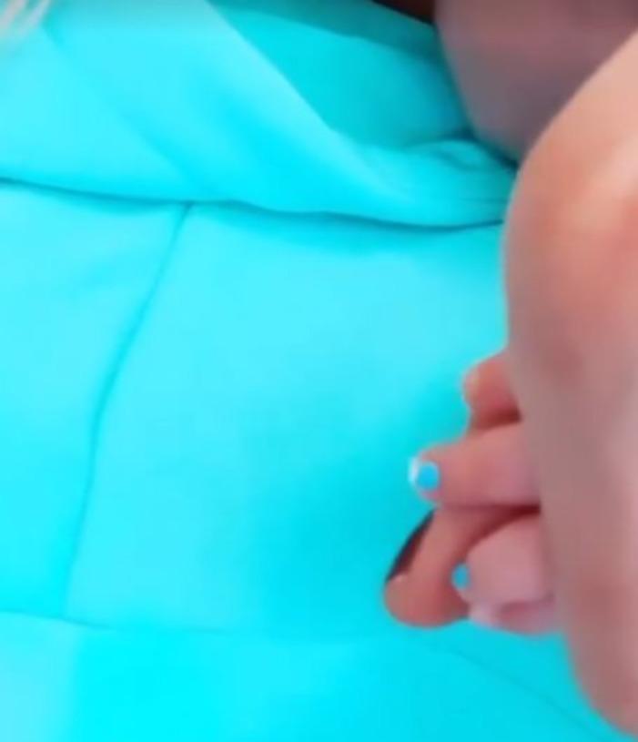 Мама накрасила ногти младенцу бирюзовым лаком и теперь легко различает близнецов