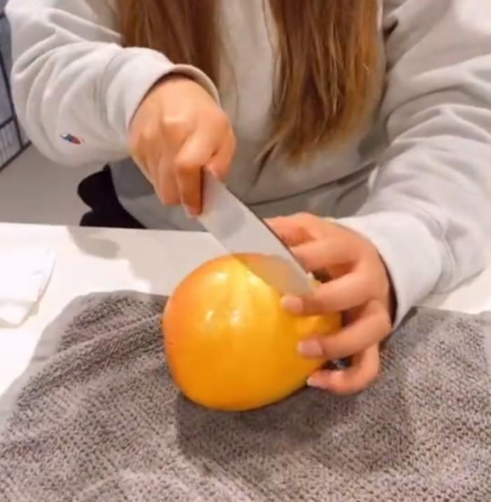 Девушка показала, как быстро снять кожуру с манго