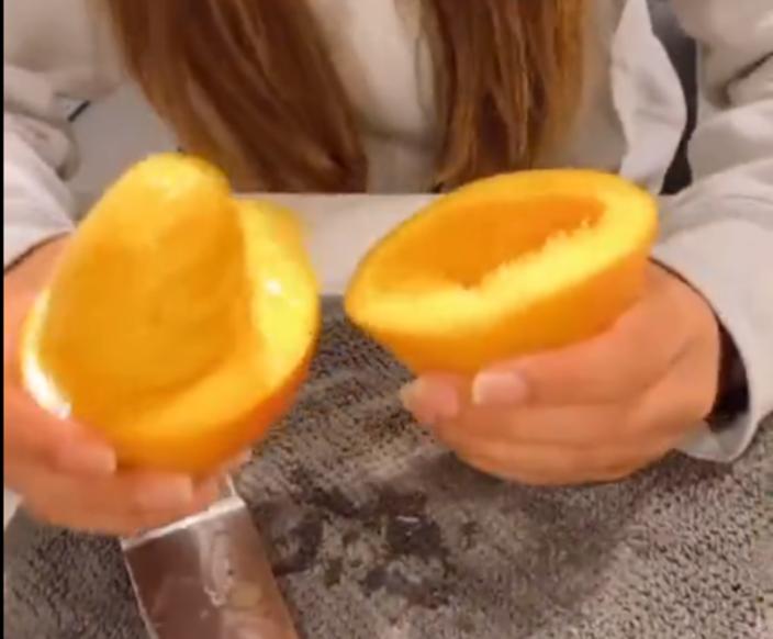 Девушка показала, как быстро снять кожуру с манго