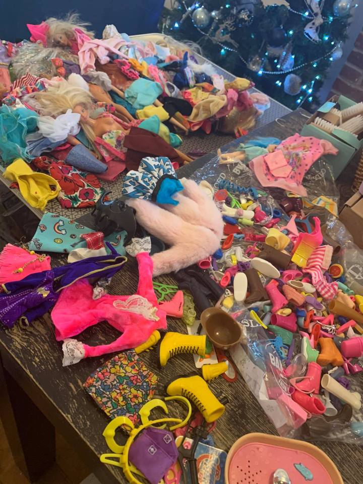 "Целый гардероб кукольной одежды за копейки": мама сэкономила 100 фунтов на подарке для дочки, а папа сделал шкаф