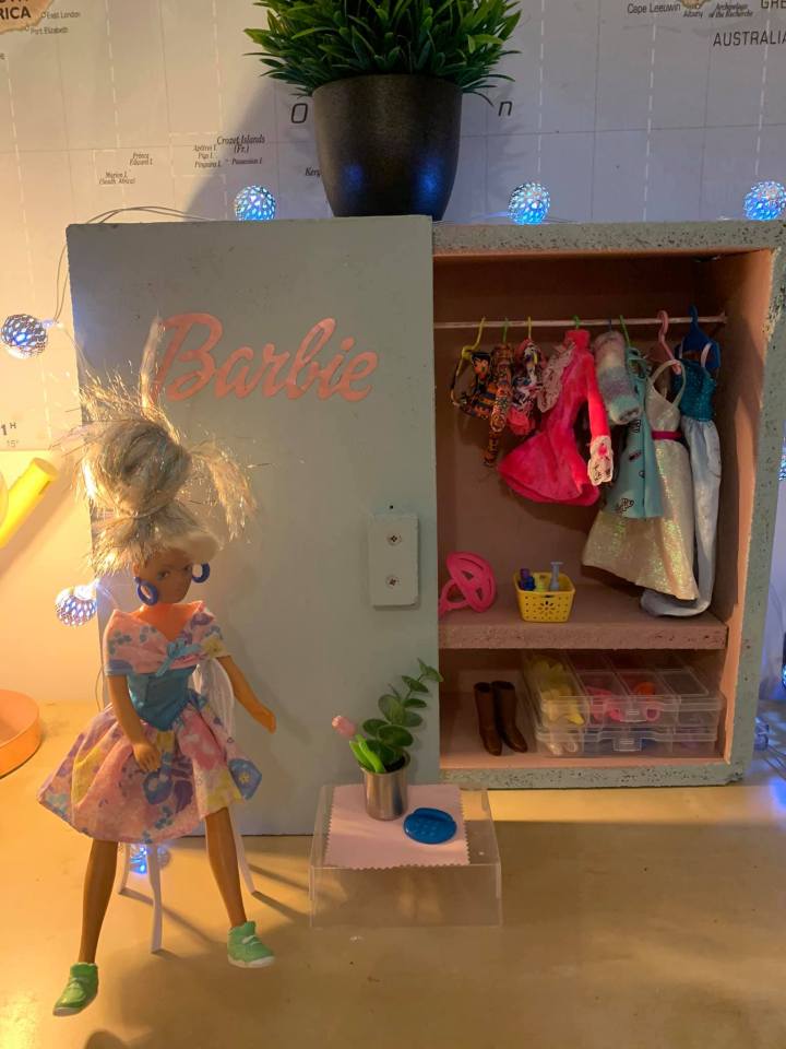 "Целый гардероб кукольной одежды за копейки": мама сэкономила 100 фунтов на подарке для дочки, а папа сделал шкаф
