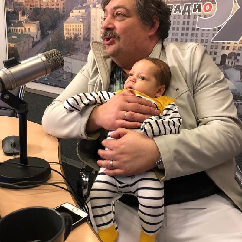 "Точь-в-точь отец": писатель и журналист Дмитрий Быков впервые показал грудного сына