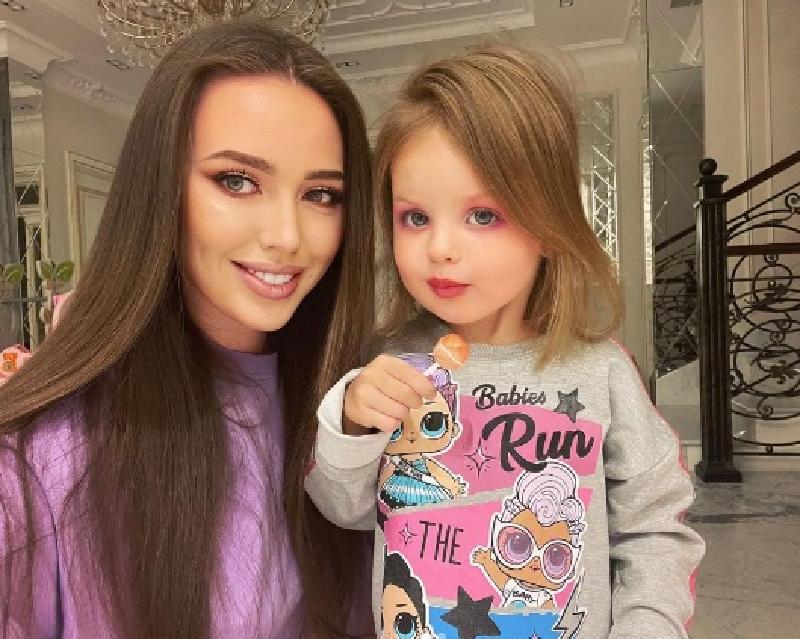 "Все, как у мамы": Анастасия Костенко сделала макияж двухлетней дочери (фото)
